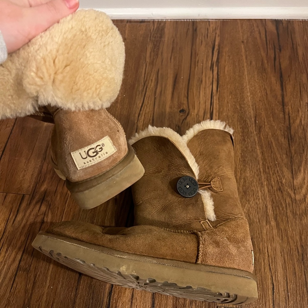 UGG Australia Bailey Button Chestnut Boots – Size Women’s 9